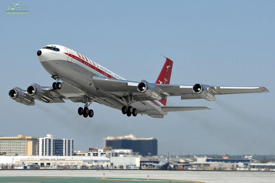 بوئینگ 707 یک هواپیمای جت تجاری باریک‌پیکر دوربرد با اندازهٔ متوسط است که...