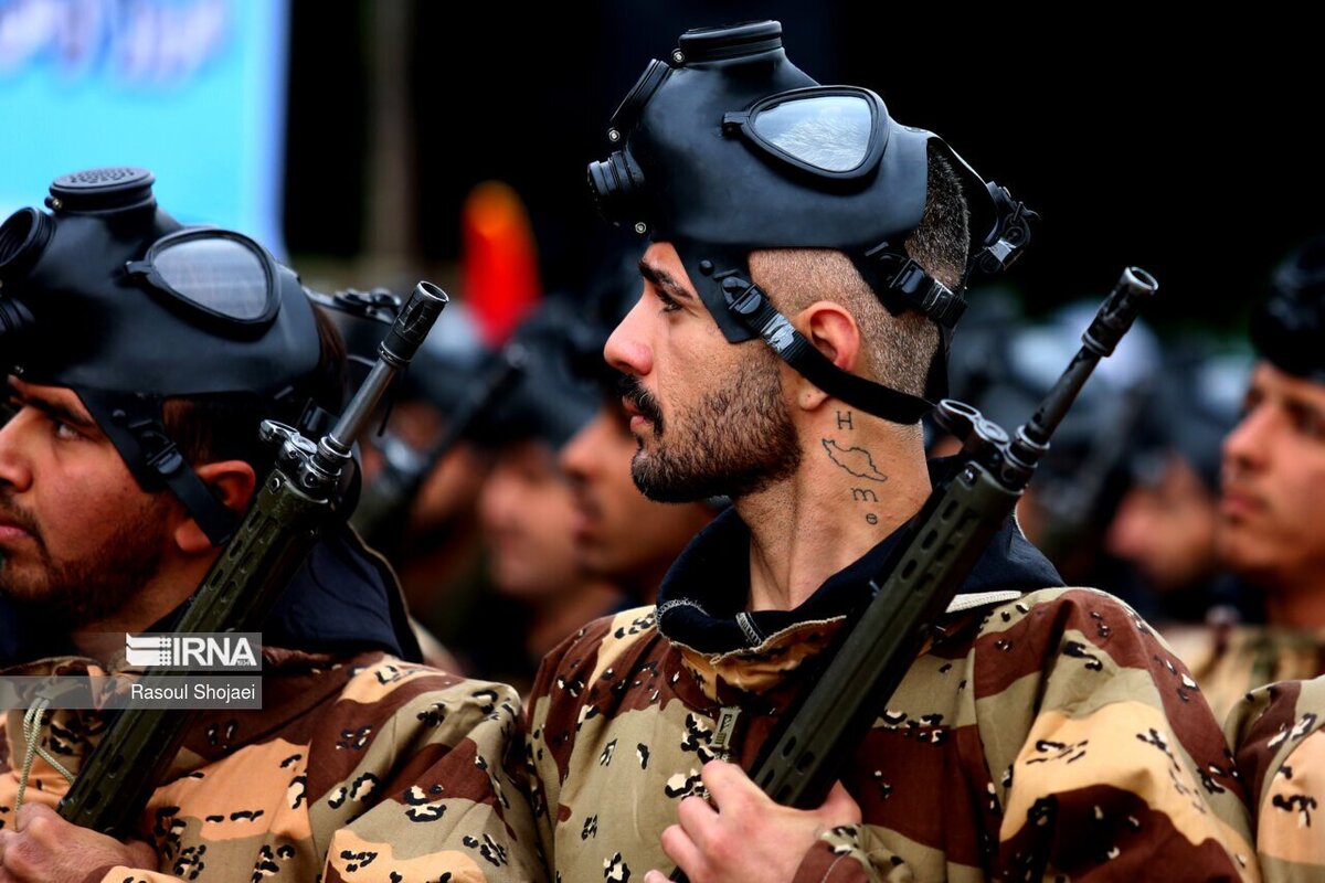 خالکوبی جالب یک سرباز در رژه ارتش+ عکس