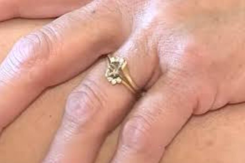 ماجرای عجیب گم شدن حلقه ازدواج/ «اگر انگشتر الماس در کیک‌تان پیدا کردید، برگردانید!»