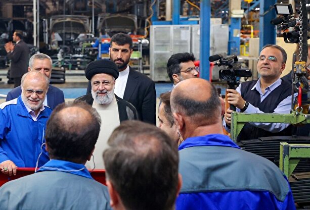 تصاویر / حضور رئیس‌جمهور در کارخانه ایران‌خودرو دیزل در جمع کارگران