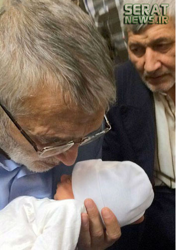 عکس/اذان گفتن حاج منصور در گوش نوزاد