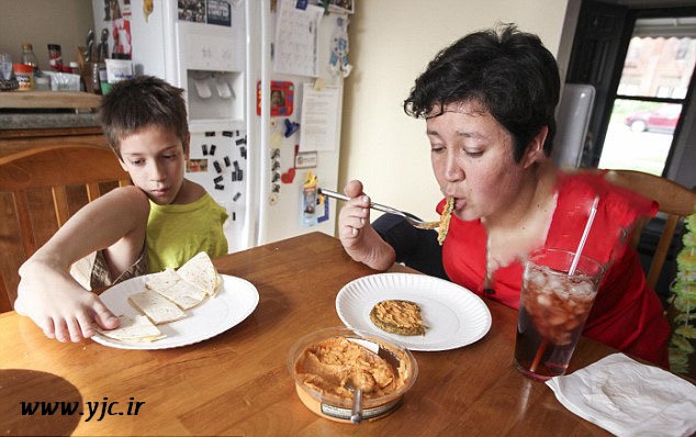 زندگی جالب مادر و پسری بدون دست +عکس