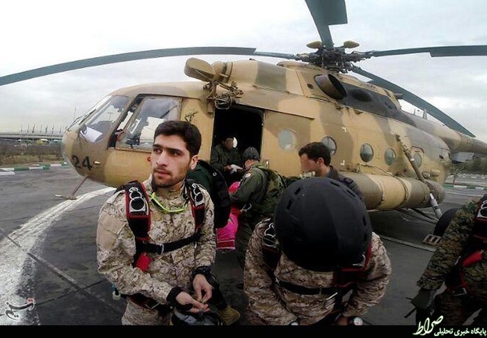 سقوط آزاد شهید مدافع حرم در ۲۲ بهمن بر فراز میدان آزادی +تصاویر