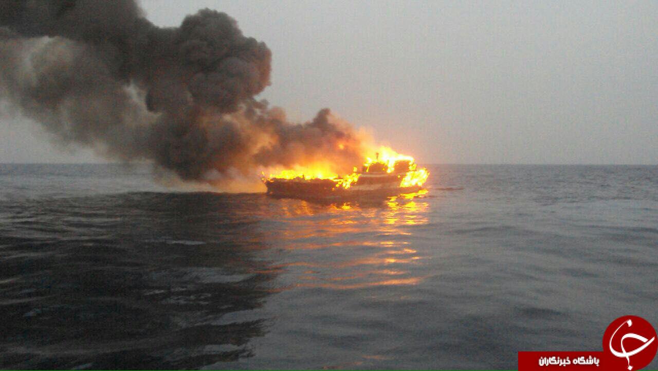 تصاویر/ آتش گرفتن لنج باری در خلیج فارس