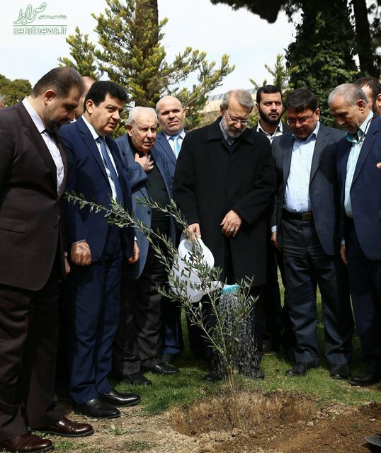 عکس/ درختکاری لاریجانی در محوطه پارلمان