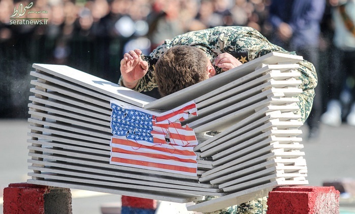 برخورد جالب سرباز تبریزی با پرچم آمریکا