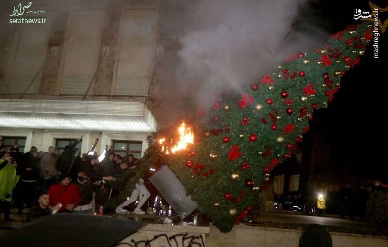 عکس/ سوزاندن درخت کریسمس در آلبانی