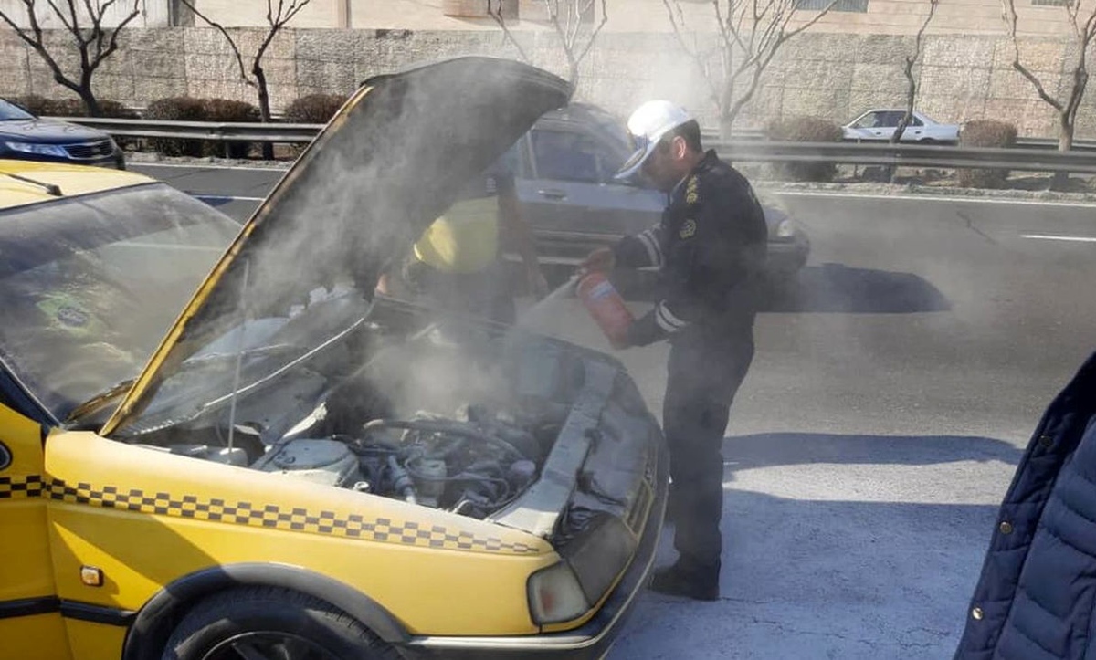 مامور پلیس راهور ناجی راننده تاکسی شد/نجات از صحنه پژوی آتش گرفته