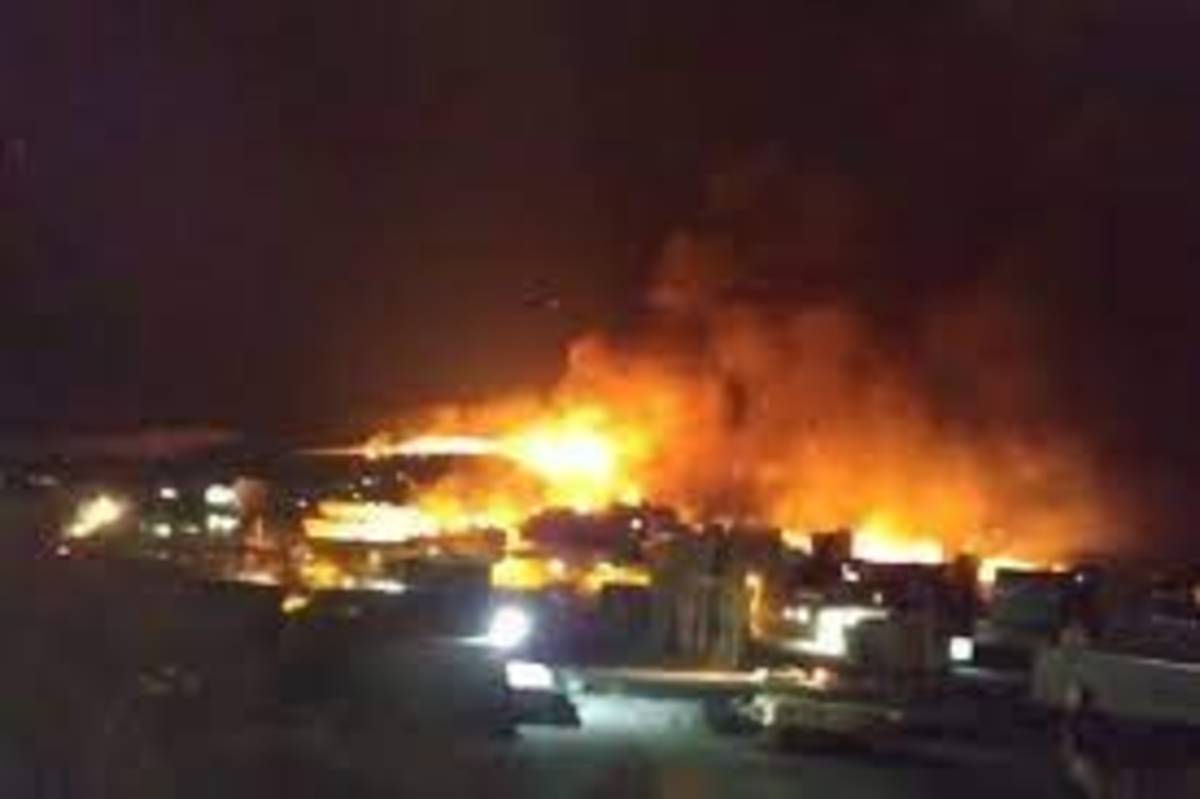 آتش سوزی در ۱۵ مغازه و انبار «ناصرخسرو»