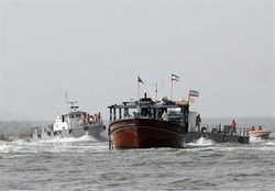 نیروی دریایی سپاه کشتی قاچاق سوخت را در خلیج فارس توقیف کرد/ بازداشت ۱۱ خدمه کشتی و کشف ۱۵۰ هزار لیتر گازوئیل‌
