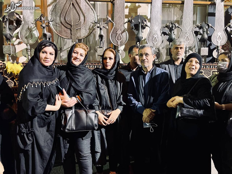 احمدی نژاد باز هم از پوشیدن پیراهن مشکی خودداری کرد! / عکس یادگاری با دختران واجب‌تر از عزاداری! + تصاویر