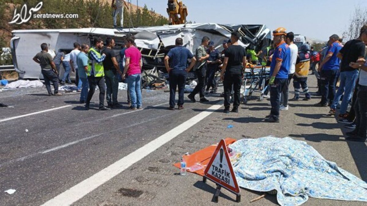 تصادف مرگبار اتوبوس مسافربری در ترکیه/ چند خبرنگار، آتش‌نشان و امدادگر در میان قربانیان