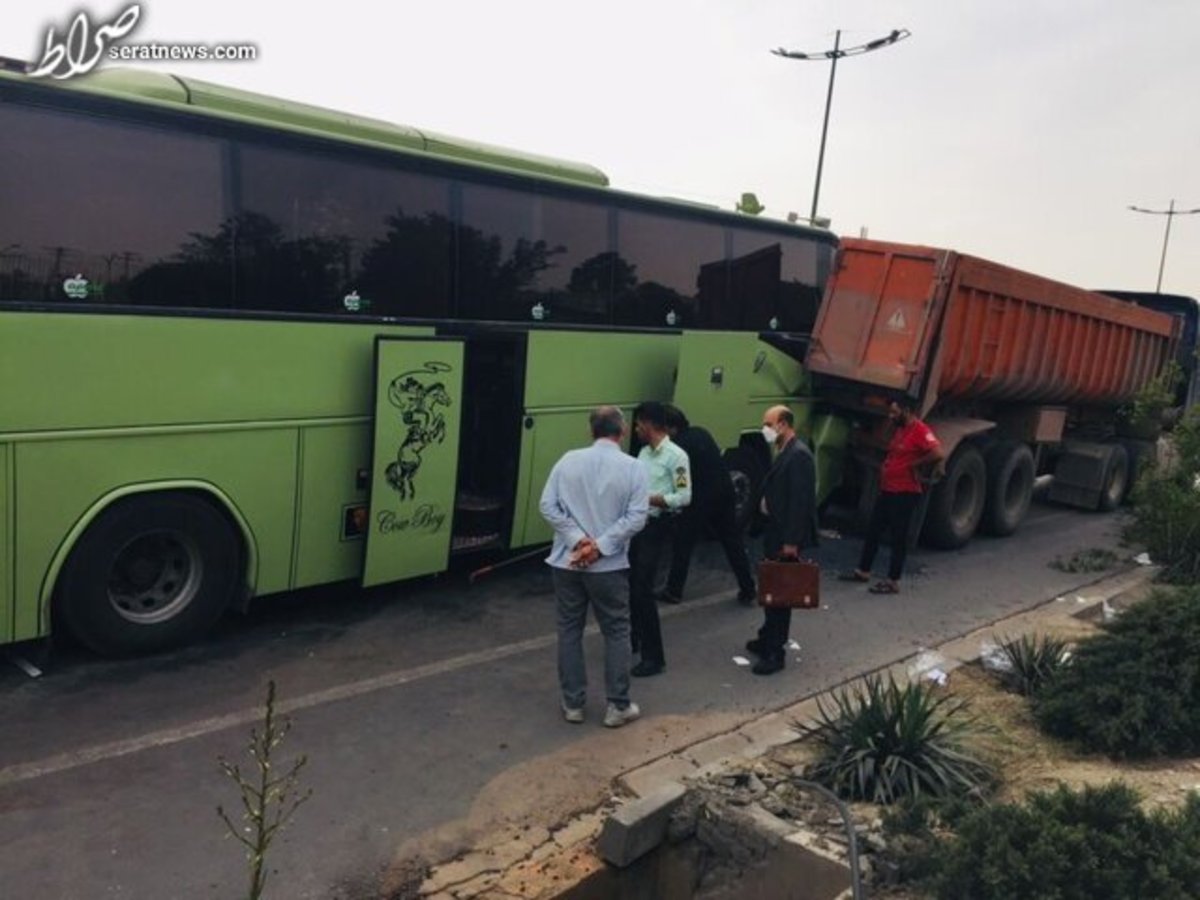 تصادف اتوبوس زائران کربلا در آزادراه تهران ساوه ۴۲ مصدوم برجای گذاشت