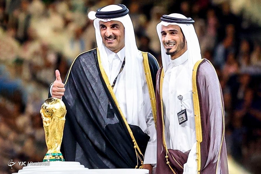 عکس یادگاری امیر قطر با جام جهانی