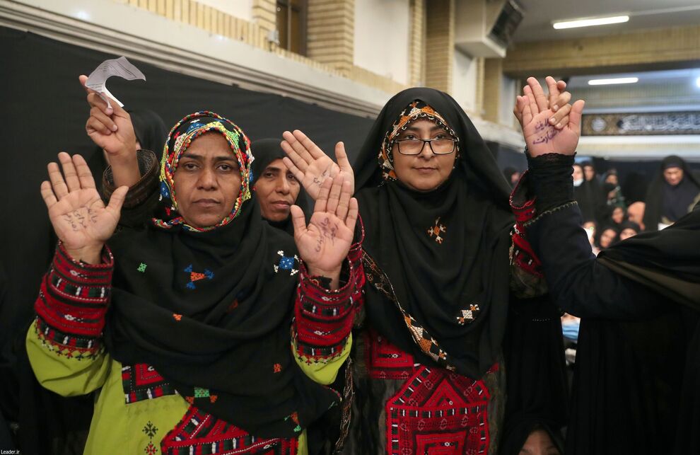 شعار کف دستان زنان بلوچی در دیدار با رهبر انقلاب+عکس