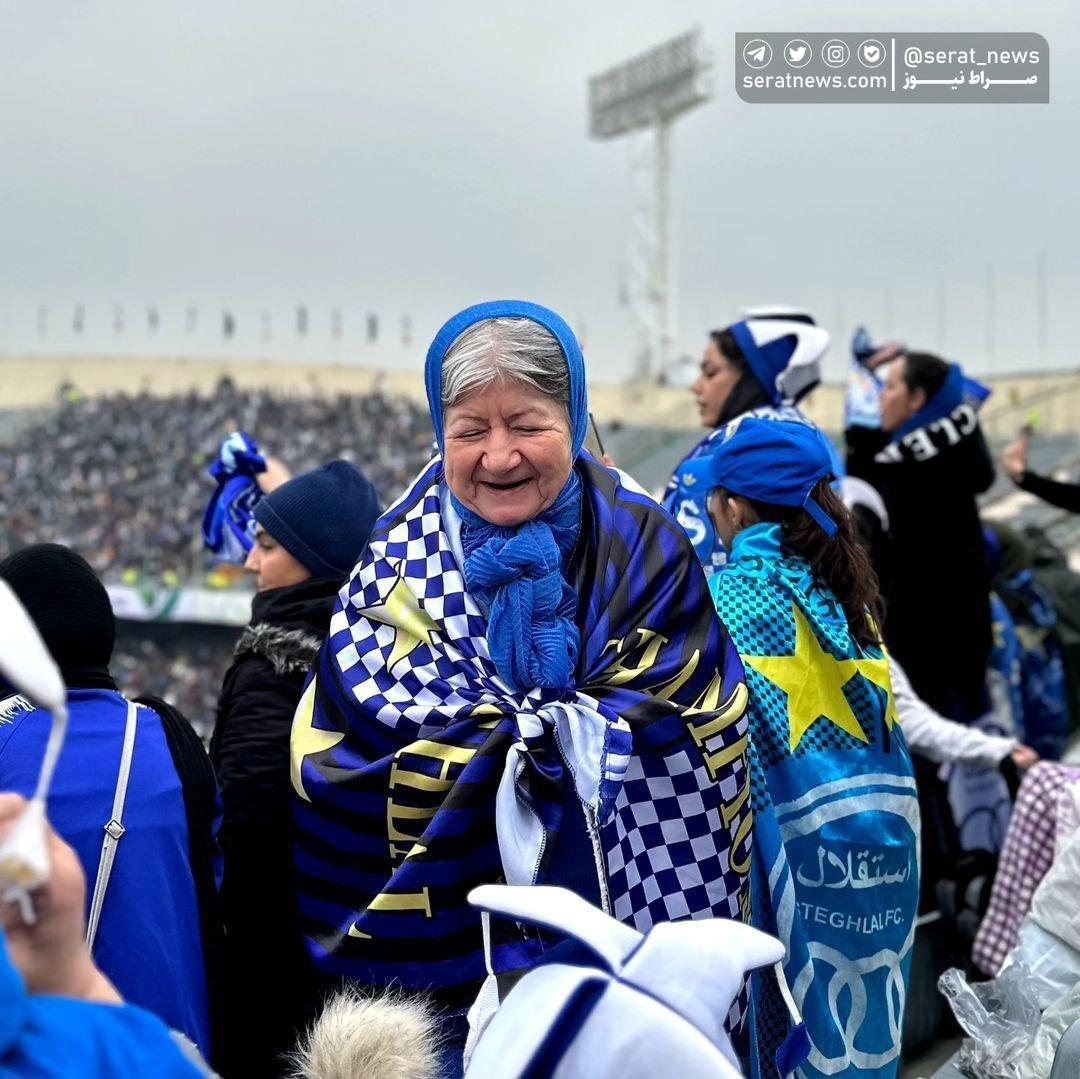 به موی سپیدم قسم، دوستت دارم؛ قابی زیبا از بانوی هوادار استقلال در دربی!