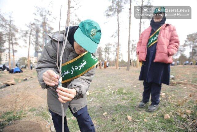 دانش‌آموزان در بوستان سرخه حصار ۲۰۰۰ درخت کاشتند