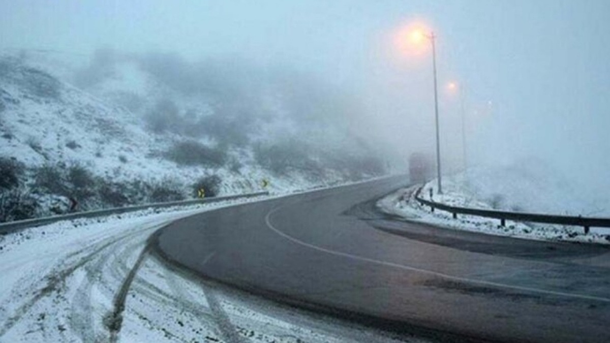 بارش برف و باران در محور‌های ۱۸ استان کشور