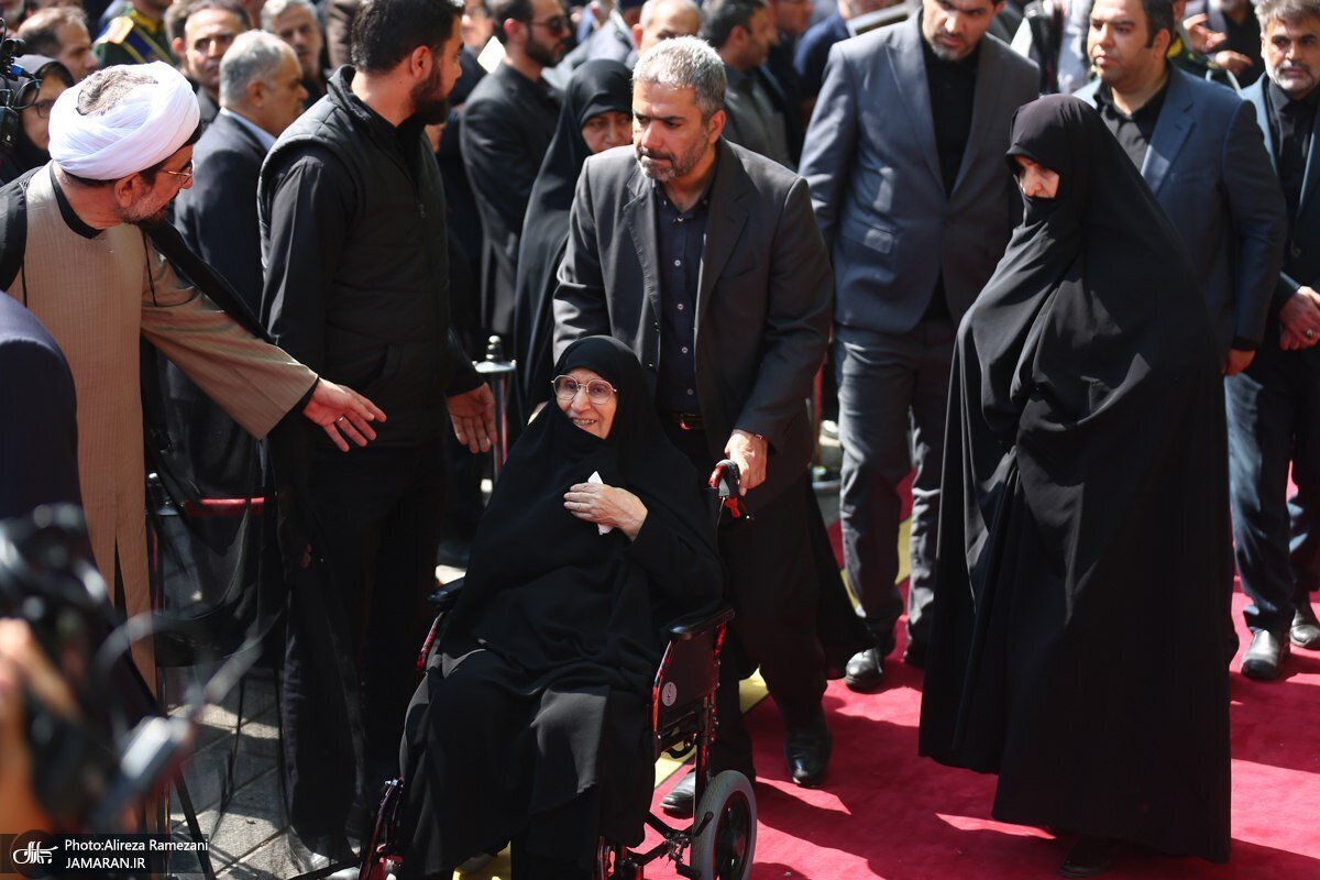 (تصویر) دختر امام خمینی (ره) در مراسم تشییع پیکر امیرعبداللهیان