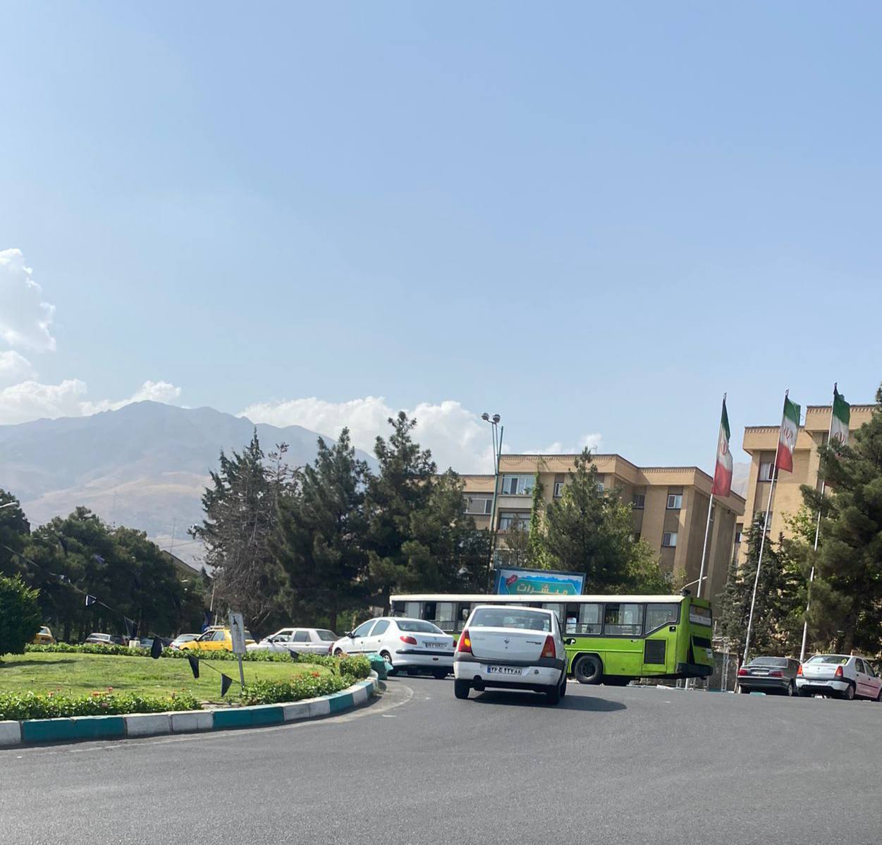 عکس/ اتوبوس‌های شهرداری تهران در شهرک محلاتی ‏جهت انتقال مردم به مصلی تهران؛‏همایش حامیان جلیلی