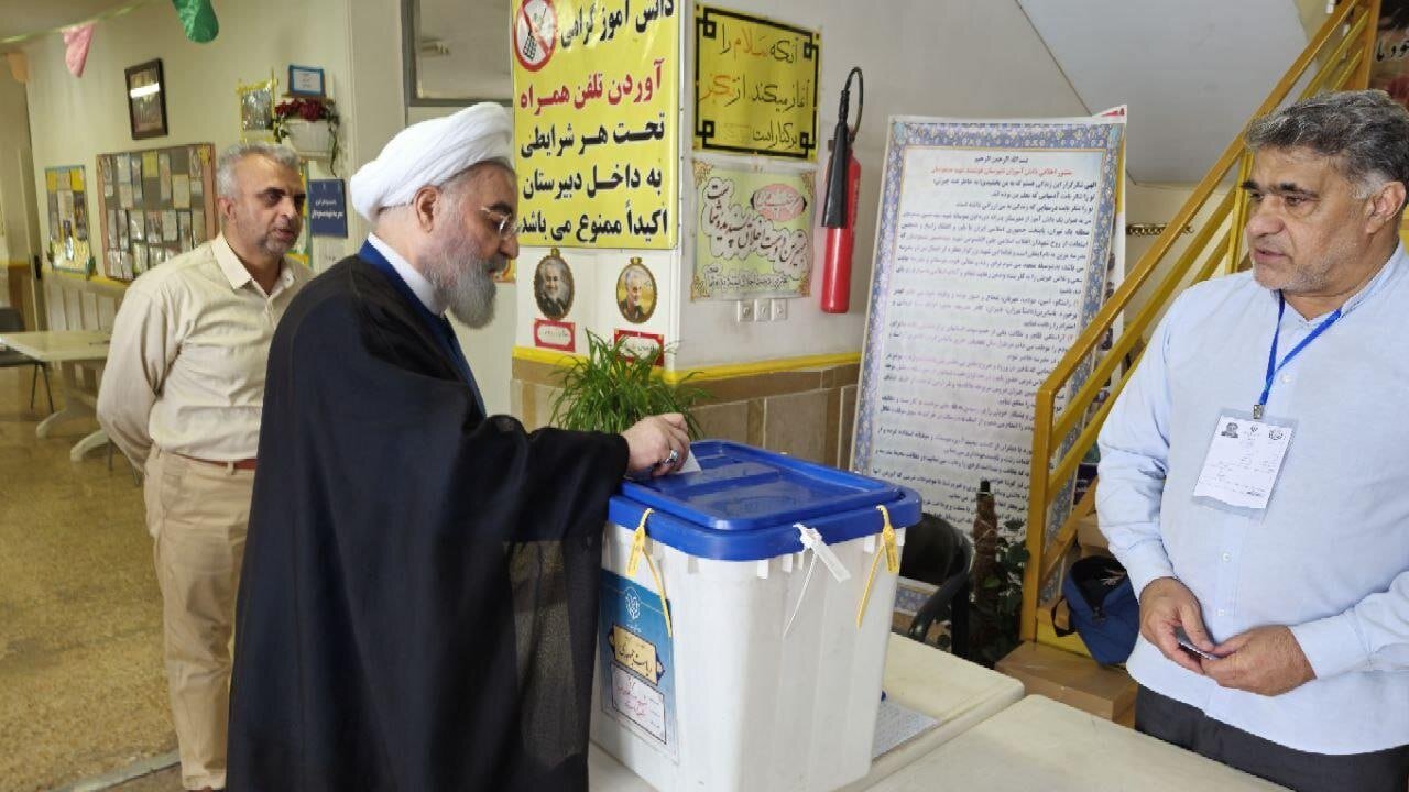 عکسی از حسن روحانی درحال نوشتن اسم پزشکیان در تعرفه رأی
